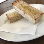 パスタ フルムラ - サラダセットの自家製フォカッチャ