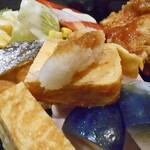 Kaoriya - 「紅鮭焼き 鶏唐揚げ定食」のオカズ