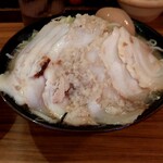 壱角家 - 醤油壱郎ラーメン(麺量160g)、トッピングはチャーシュー、味玉。
丼は小ぶりです。