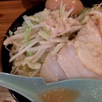 壱角家 - 得体の知れないアブラ。
野菜は多分サッと軽く炒めてあると思うんですが、、
(曖昧)