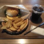 うーたん牧場 - チーズバーガー（税込700円）＋ドリンク・ポテトセット（税込450円）