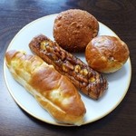 boulangerie montagne - 手前からサツマミルク、キャラメルナッツ、ブリオッシュマロン、カレードーナツ