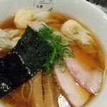 八雲 - 特製ワンタン麺ハーフ黒だしアップ
