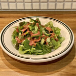 文化商店 - 自家製ビーツドレッシングのサラダ