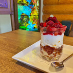 ロッキーガーデン - ベリーベリーパフェ/650円
      単品650円で､ドリンクセットは900円