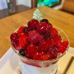 ロッキーガーデン - ベリーベリーパフェ/650円
      単品650円で､ドリンクセットは900円