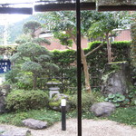 釜めし なかい - 店内から見えるお庭