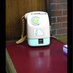 大門 - ピンク電話も。