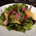 鉄板焼ステーキ 喜扇亭 - サラダ、百合のつぼみ、つるむらさきの花、金糸うり等
