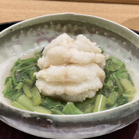 日本料理 太月 - 岩手県産のアイナメのから揚げ　アイナメの白い揚げあがり、器の中で周りの山菜の緑色と美しいコントラストを醸し出しています。 皮付きのまま揚げたアイナメの上品な旨みとふっくらとした食感に、長野県の天然の山菜のシャキシャキさが対照的、この相反する食感を一緒にいただくのはとても楽しさがあります。