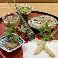 日本料理 太月 - ◆ 静岡県産ハチク（淡竹）の木の芽味噌和え
                    ◆ 千葉県竹岡の太刀魚の焼き浸し
                    ◆ コハダのちまき寿司
                    ◆ 秋田の新じゅん菜は土佐酢で
                    ◆ 富山県蛍烏賊の沖漬け
                    ◆ 長野県の根曲がり竹（姫竹）の天ぷら
