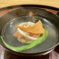 日本料理 太月 - オホーツクのタラバ蟹の真薯
                      タラバ蟹の身がたっぷりで甘味がお出汁に出てとても良い味わい、バチコの炙りが汁物にはとても合います。
                      とても美味しい煮物椀です。 
                      うるいのシャキッとした食感も良いです。