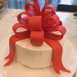 アーフェリーク白金 - ウエディングケーキの上のみ笑
      甘さ控えめで、スポンジはふわふわでとっても美味しいかったです♫