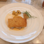 アーフェリーク白金 - 帆立とカニのムースを乗せた旬魚のさっくりポワレウニクリームソース