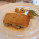 アーフェリーク白金 - 帆立とカニのムースを乗せた旬魚のさっくりポワレウニクリームソース