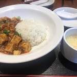 中国料理 千琇 - 炒飯セット¥770の麻婆飯と卵スープ