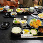 はせ川 - 右奥:はせ川定食(天ぷら・お造り) 1650円、左奥:エビフライ定食(大きなエビフライが2尾) 1100円