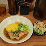 SPICY CURRY 魯珈 - 鶏カレー~宮崎県産手羽の和風醤油カレー~とぷちサラダ