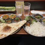 スパイスバザール アチャカナ - ＊ カレー2種　1,000円 ＊ カレー 3種　1,100円