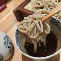 手打ち蕎麦 欅 - せいろ、汁につけて。