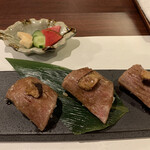 鉄板 松阪屋 - 松阪牛の炙り牛寿司フォアグラ乗せ