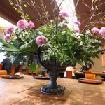 京都和久傳 - 大テーブルに活けられた花