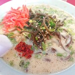 ラーメン 珍楽 - きくらげラーメンに紅生姜と辛味噌トッピング