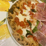 PIZZERIA TRATTORIA PALLONCINO - マルゲリータＤＯＣのほうは
                        水牛モッツァレラにフレッシュトマト、バジル
                        このミニトマトが甘〜い