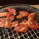 Yakiniku Nikunari - 生ラム肩ロース肉 焼き中(笑)