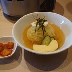 Yakiniku Nikunari - 盛岡冷麺 748円。
