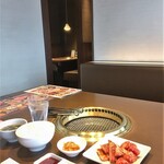 ワンカルビ - 料理写真:コーナーのテーブル席