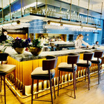 District Brasserie, Bar, Lounge - ◎ 「DISTRICT」の中央にはバーコーナーもある。