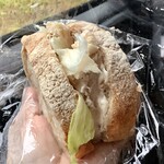 まつぼっくりパン - パン屋のまかないサンド<蒸し鶏とレタス> 190円(税込)