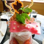 ドリーマーズ・ラウンジ - （2012/9月）「ミニーマウス・パフェ」リボン後ろの花形チョコも可愛い～。