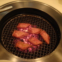 焼肉トラジ 名古屋セントラルタワーズ店 - 肉焼いています