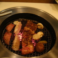 焼肉トラジ 名古屋セントラルタワーズ店 - 壺付カルビ１７００円、焼いています。