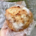 まつぼっくりパン - まつぼっくるみ 150円(税込)