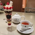Q-pot CAFE. - メルティーパフェ～ホイップストロベリー～と紅茶フラワーガーデン