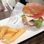 トリワイン ＰＩＫＯＳＨＨＨＵ - フライドポテトとヘルシーサラダバーガー