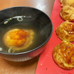 姫路 タコピィ - 明石焼き風たこ焼き/450円 ソースをつけてツユにドーン！