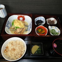 旬味 やま川 - 日替わり二段弁当（一の重、二の重、土鍋炊き込みご飯、汁物・漬物、デザート・コーヒー付）　850円