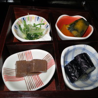 旬味 やま川 - 日替わり二段弁当　一の重（小鉢料理）