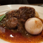 パッソ・ア・パッソ - 牛スネ肉の煮込み、赤ワインソース