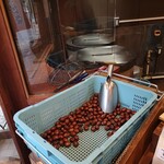 一粒庵 いしい - 奥の釜で煎ってます