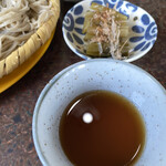 郷土食堂 - 色からお江戸のソレとは違う漬け汁。コレは美味い！
            アッサリのようでしっかり旨味があり、醤油塩っぱさ皆無！