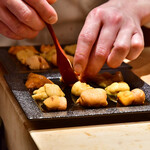 鮨 青海 銀座店 - 雲丹│盛りつけ中