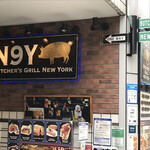 N9Y BUTCHER'S GRILL NEWYORK - 外観からニューヨークのバーのよう！