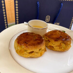 ピーク・ラウンジ - 2段目のココナッツとマンゴーのスコーン