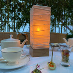 ピーク・ラウンジ - 夕方遅くになると各テーブルに灯りが点されます