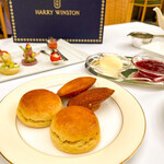 ピーク・ラウンジ - プレーンスコーンとフィナンシェ